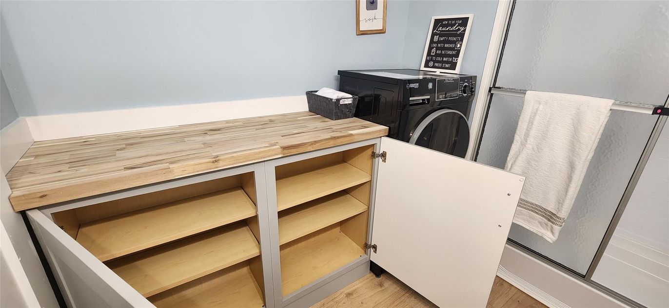 Interior, Washer, Wood Texture Flooring