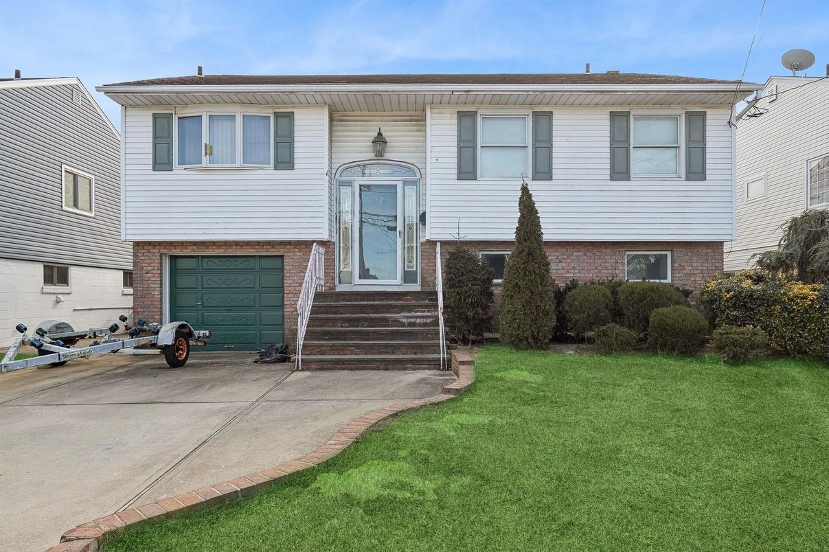 Attached, Exterior, Facade, Brick Facade, Raised Ranch