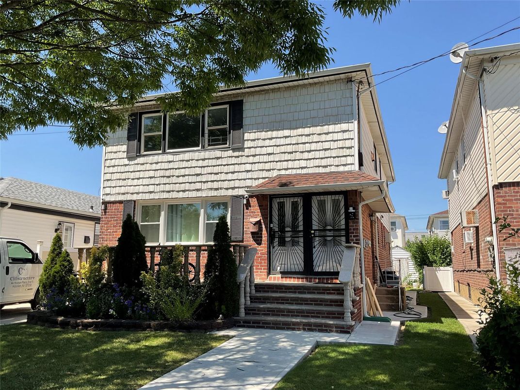 Exterior, Facade, Brick Facade, American Foursquare