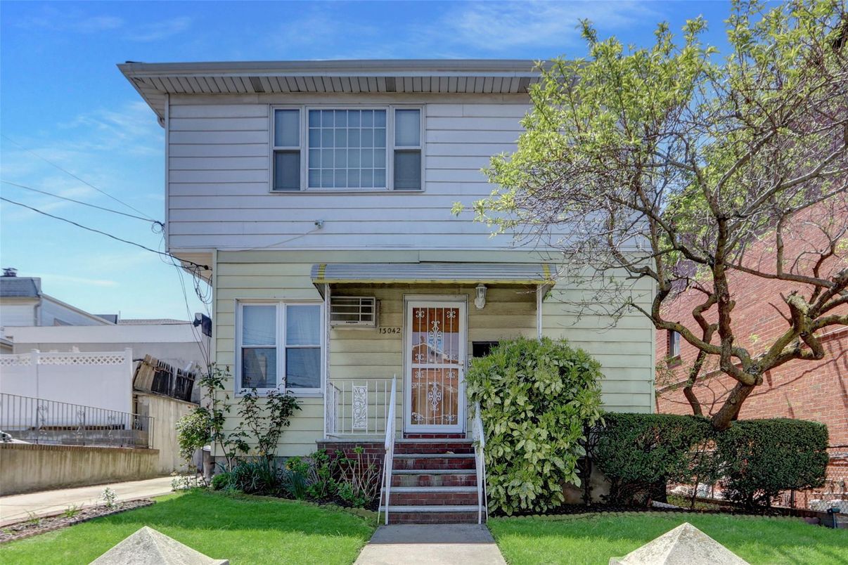 Exterior, Facade, American Foursquare