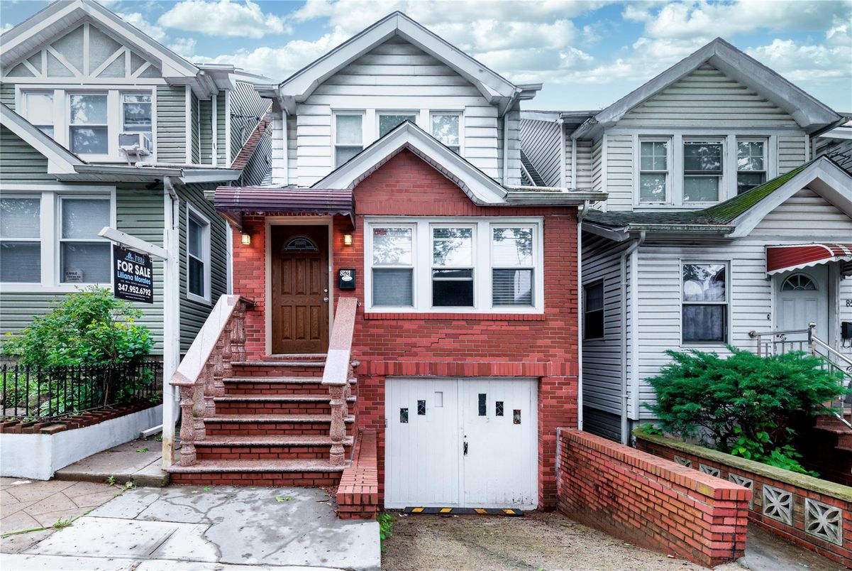 Attached, Exterior, Facade, Rowhouse