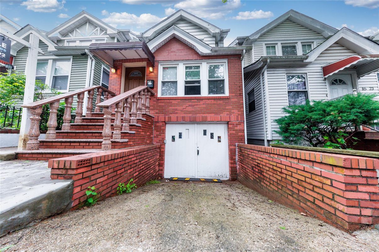 Attached, Exterior, Facade, Rowhouse