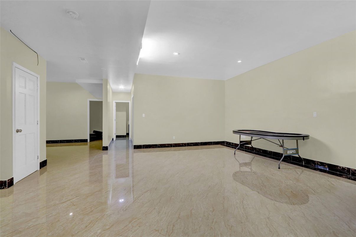 Empty room, Interior, Recessed Lighting