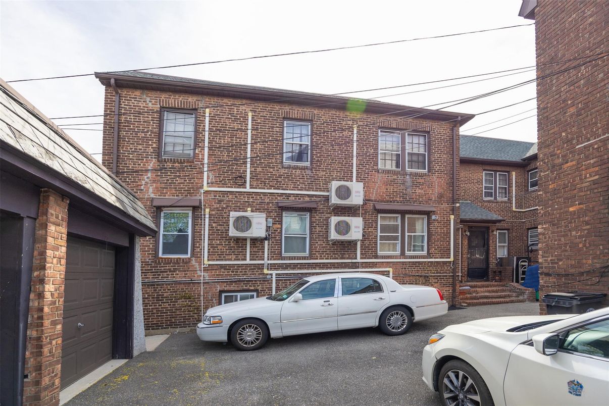 Exterior, Facade, Brick Facade, Rowhouse
