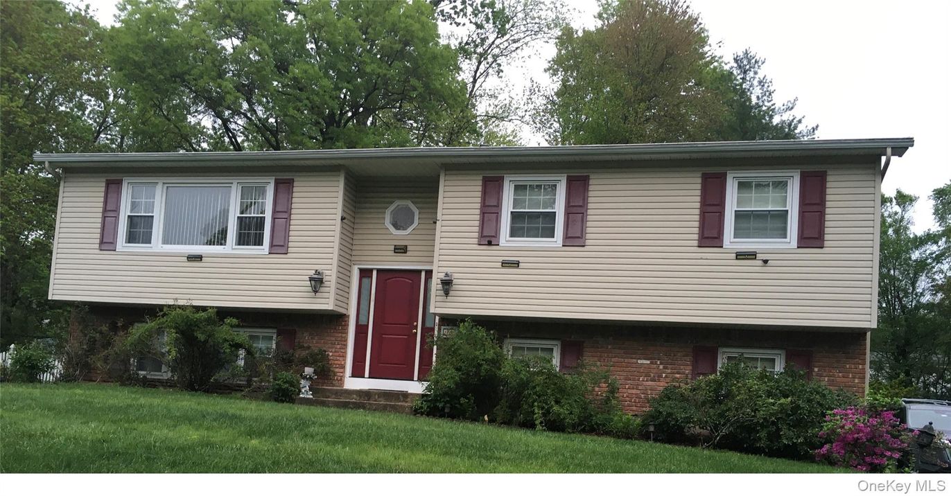 Exterior, Facade, Brick Facade, Raised Ranch