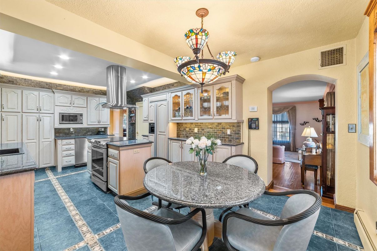 Dining room, Interior, Kitchen, Pendant Lights, Recessed Lighting, Stainless Steel Appliances