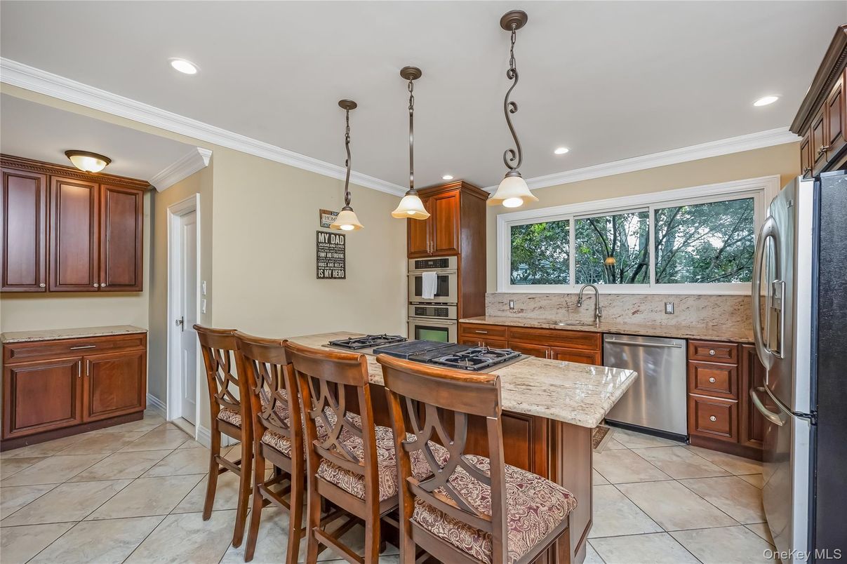 Dining room, Interior, Kitchen, Pendant Lights, Recessed Lighting, Stainless Steel Appliances