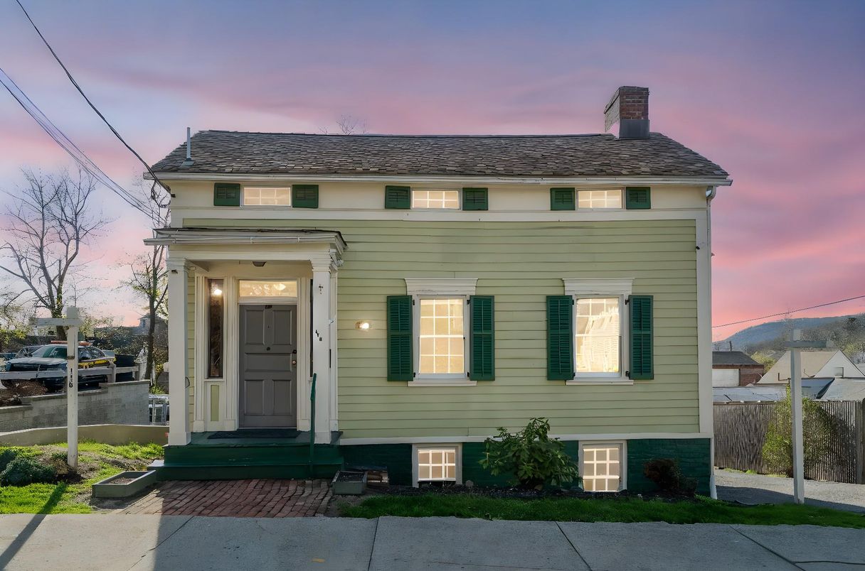 Exterior, Facade, American Foursquare