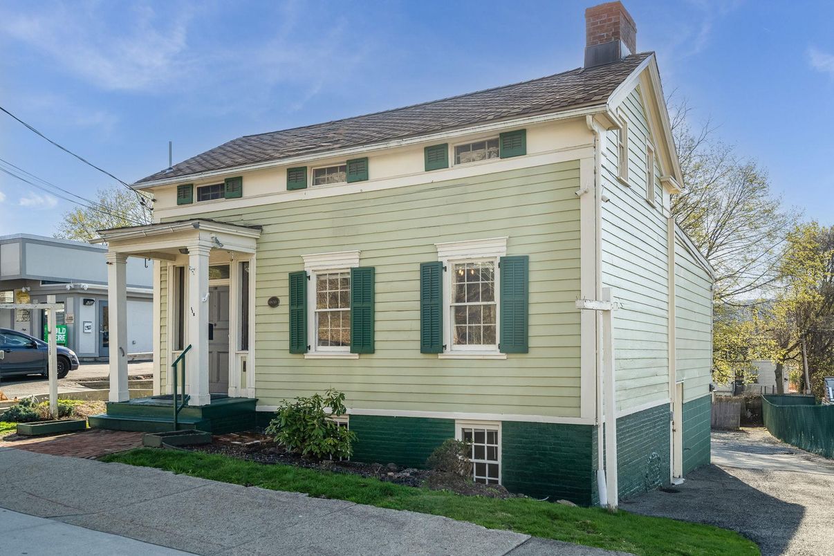 Exterior, Facade, Georgian