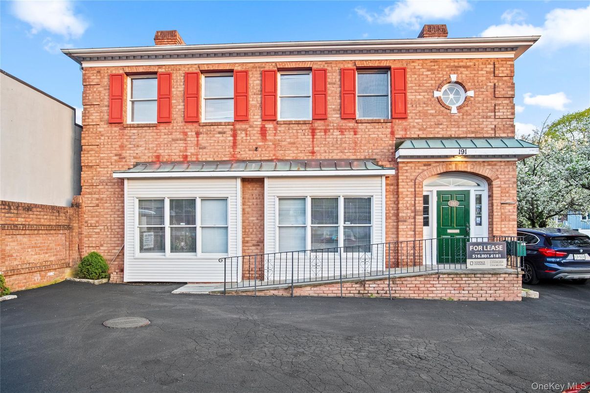 Exterior, Facade, Brick Facade, Georgian