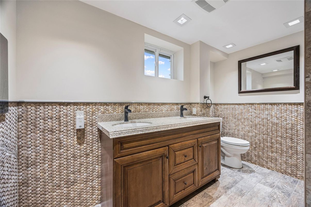 Bathroom, Interior, Recessed Lighting