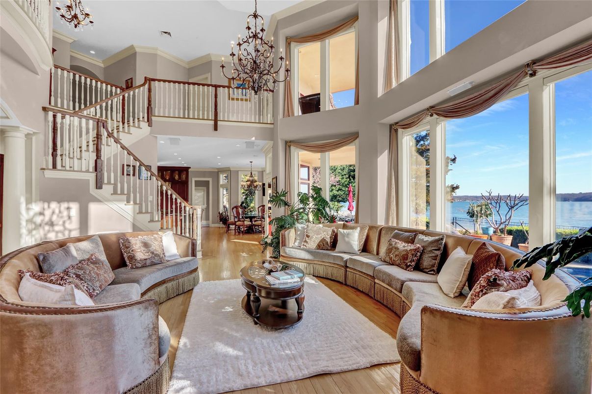 Chandelier, Dining room, Interior, Living room, Recessed Lighting, Water, Wood Texture Flooring