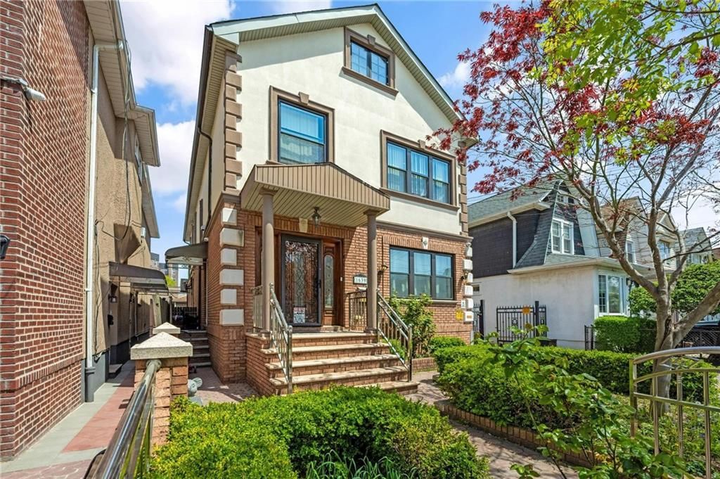 Exterior, Facade, Brick Facade, Rowhouse