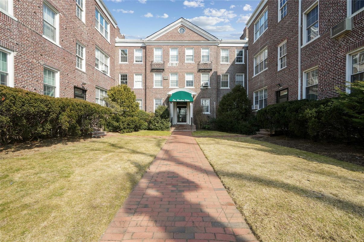 Exterior, Facade, Brick Facade, Georgian