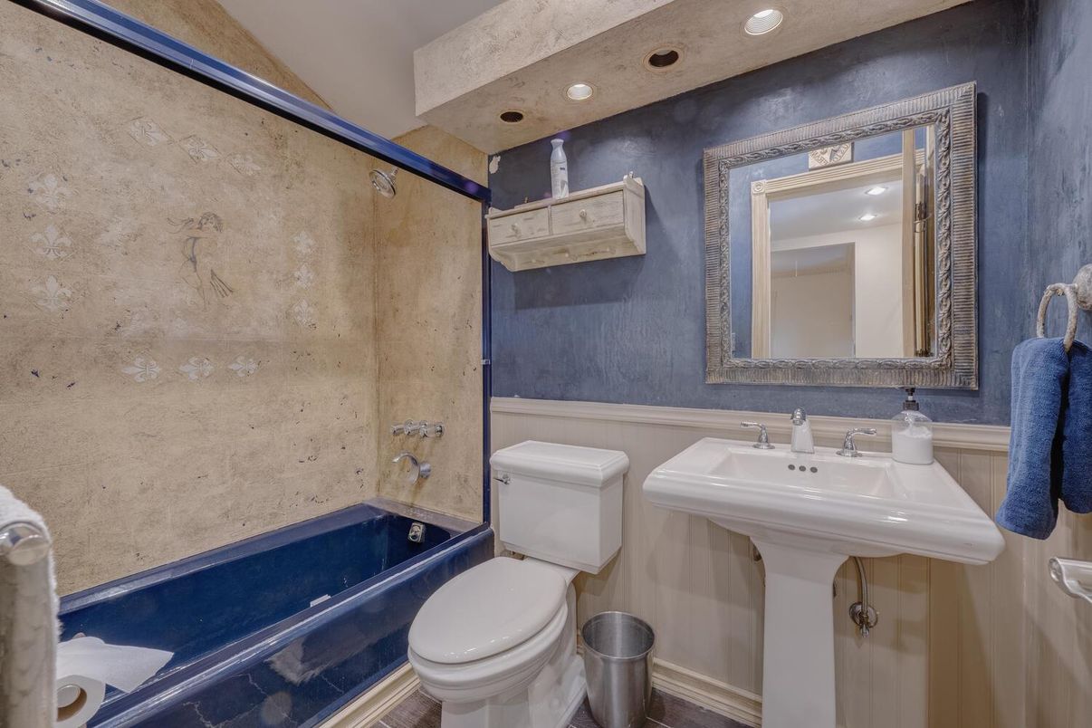 Bathroom, Interior, Recessed Lighting