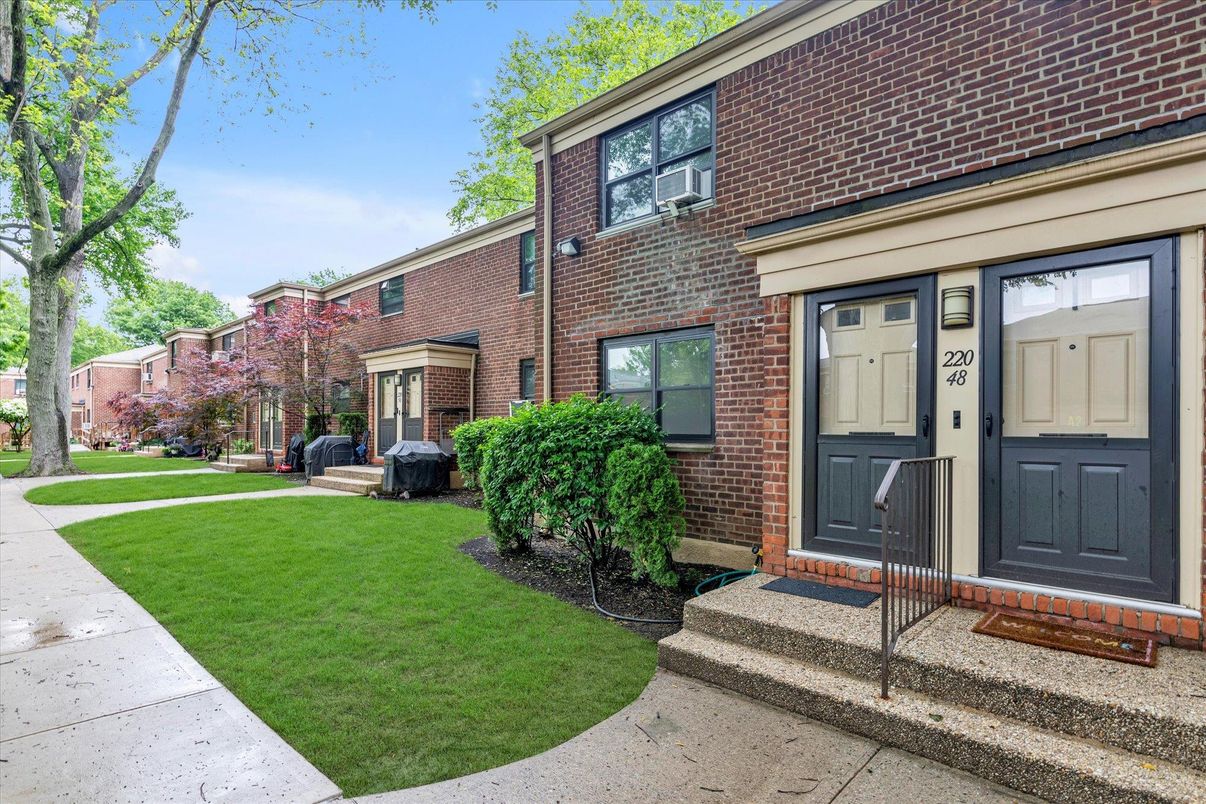 Exterior, Facade, Brick Facade, Rowhouse