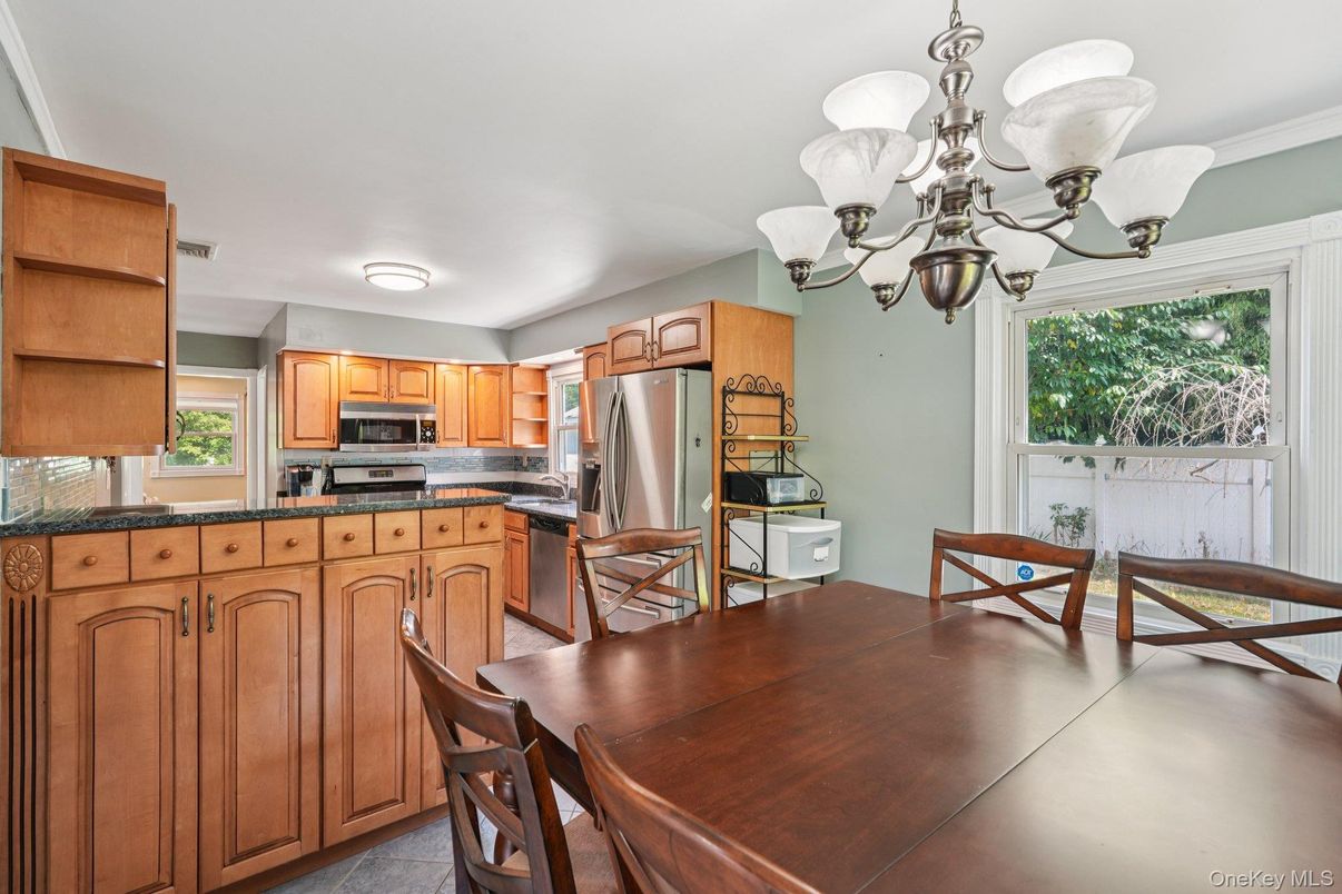Chandelier, Dining room, Interior, Kitchen, Stainless Steel Appliances
