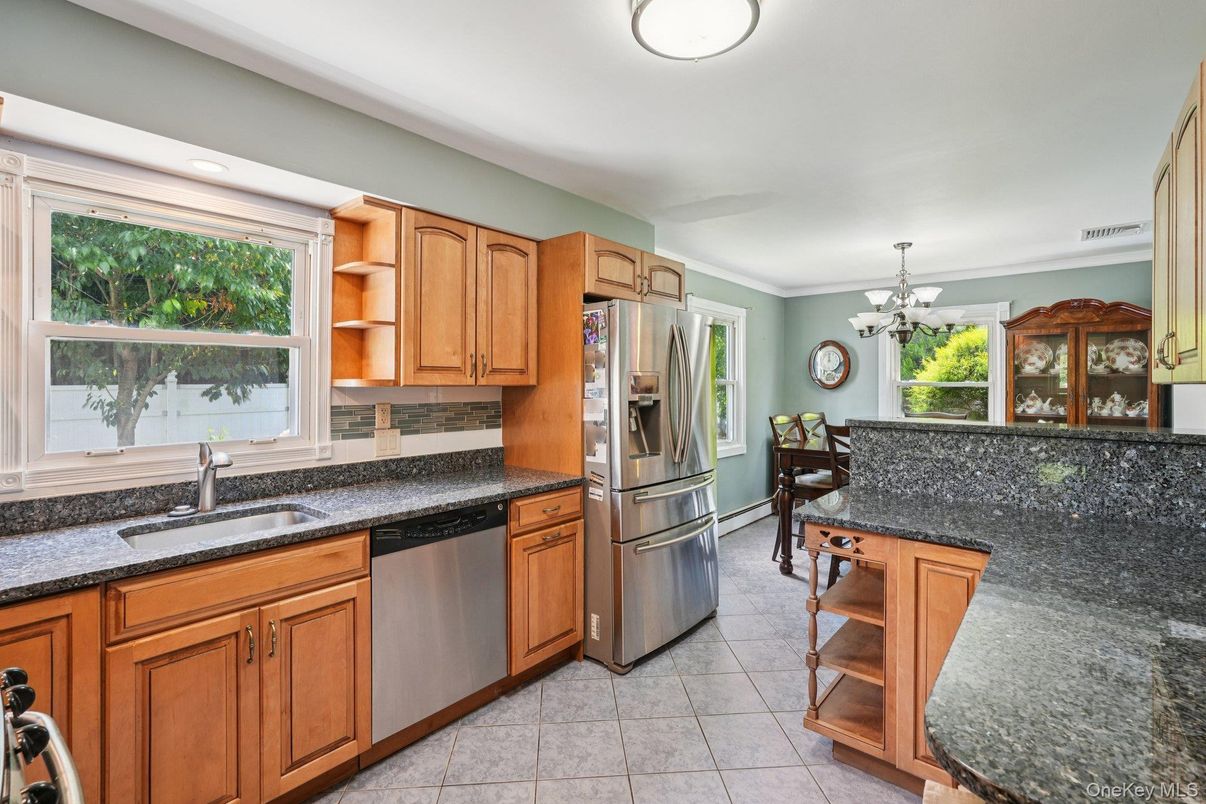 Chandelier, Dining room, Interior, Kitchen, Recessed Lighting, Stainless Steel Appliances
