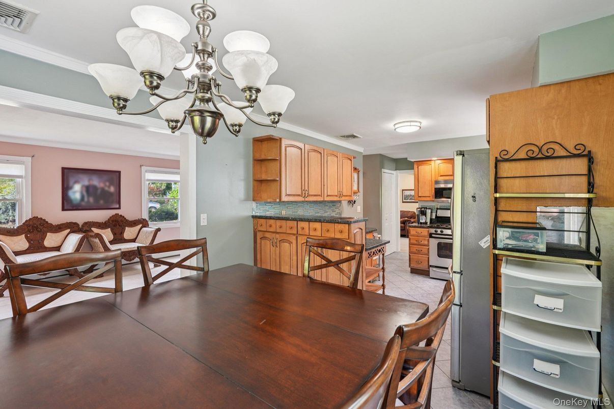 Chandelier, Dining room, Interior, Kitchen, Stainless Steel Appliances