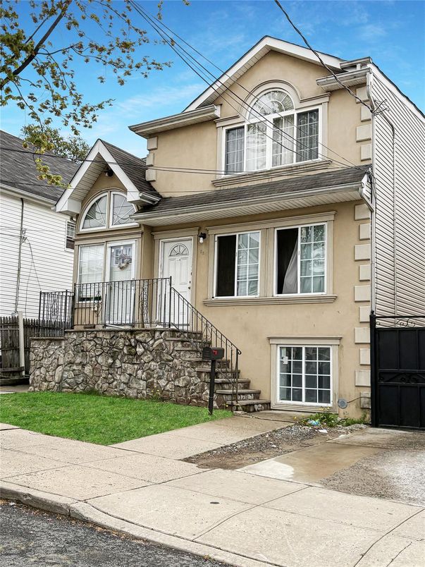 Exterior, Facade, Queen Anne Victorian