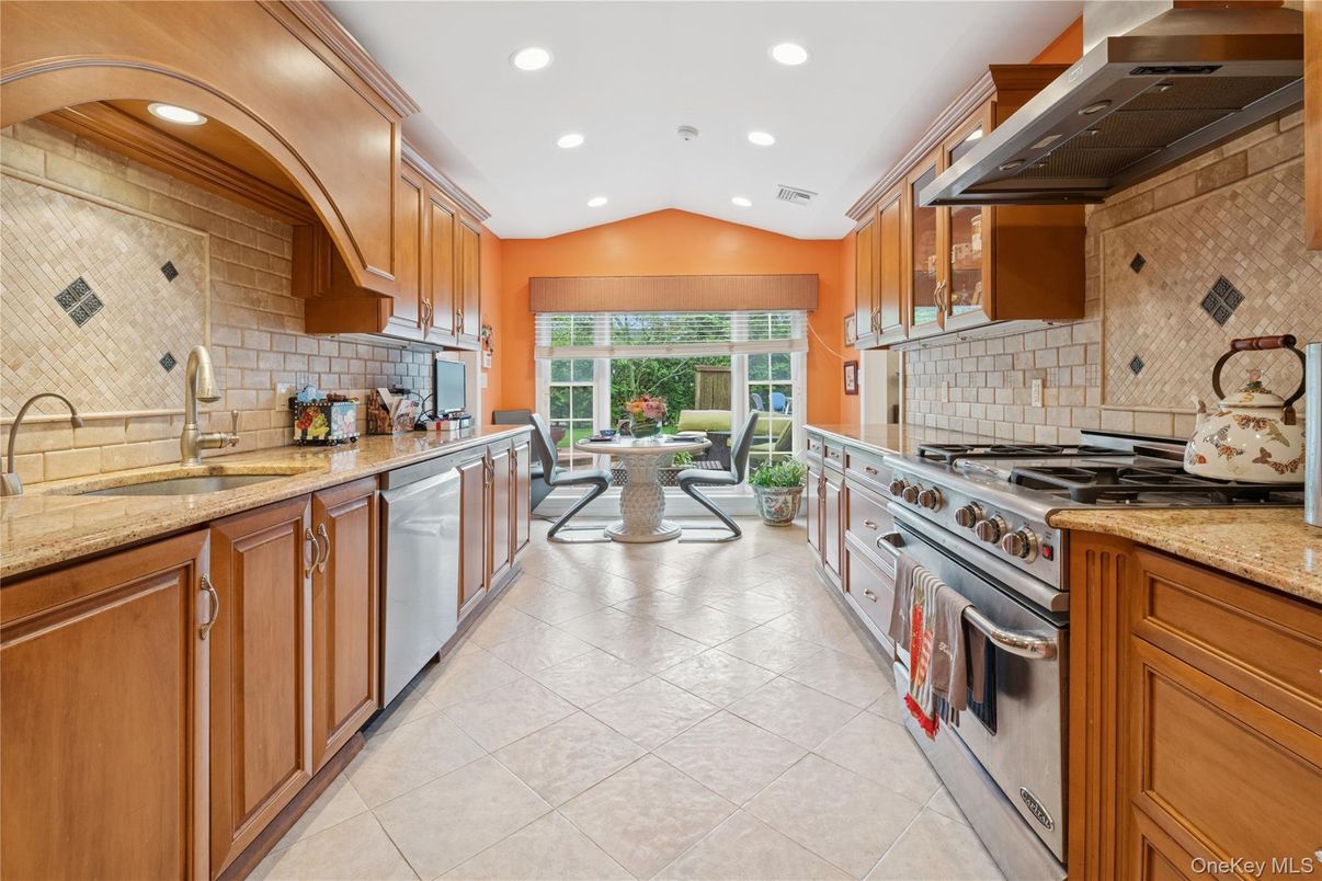 Dining room, Interior, Kitchen, Recessed Lighting, Stainless Steel Appliances
