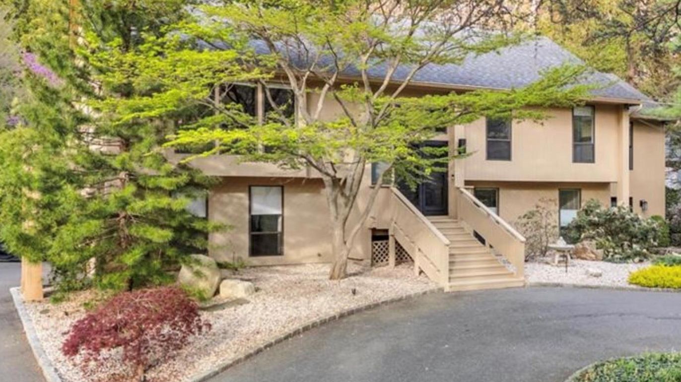 Exterior, Facade, Raised Ranch
