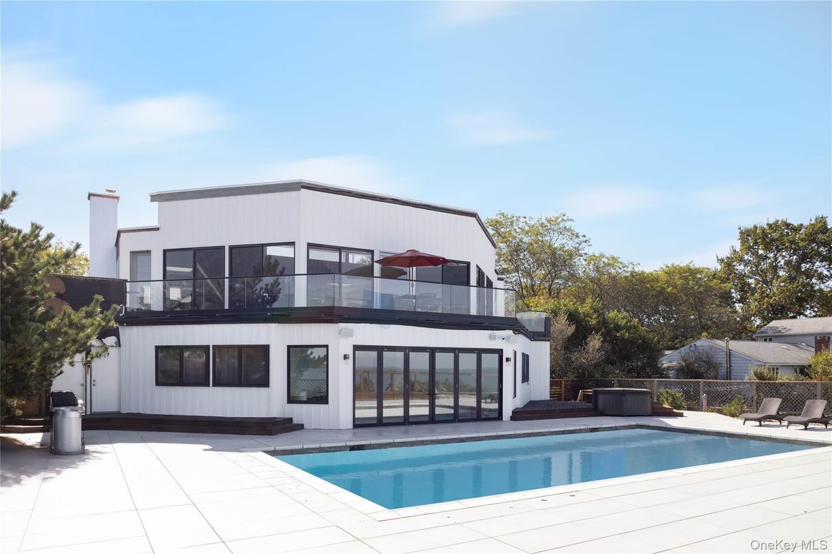 Exterior, Facade, Pool, Modern