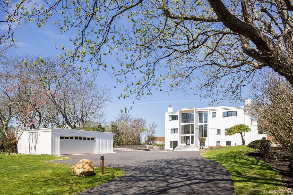 Backyard, Detached Garage, Exterior, Facade, Modern