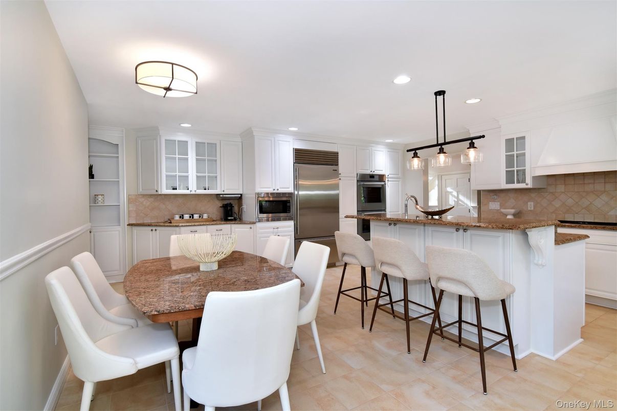 Dining room, Interior, Kitchen, Pendant Lights, Recessed Lighting, Stainless Steel Appliances