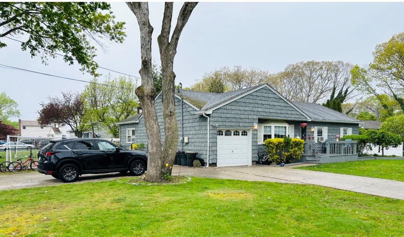 Attached, Exterior, Facade, Cape Cod