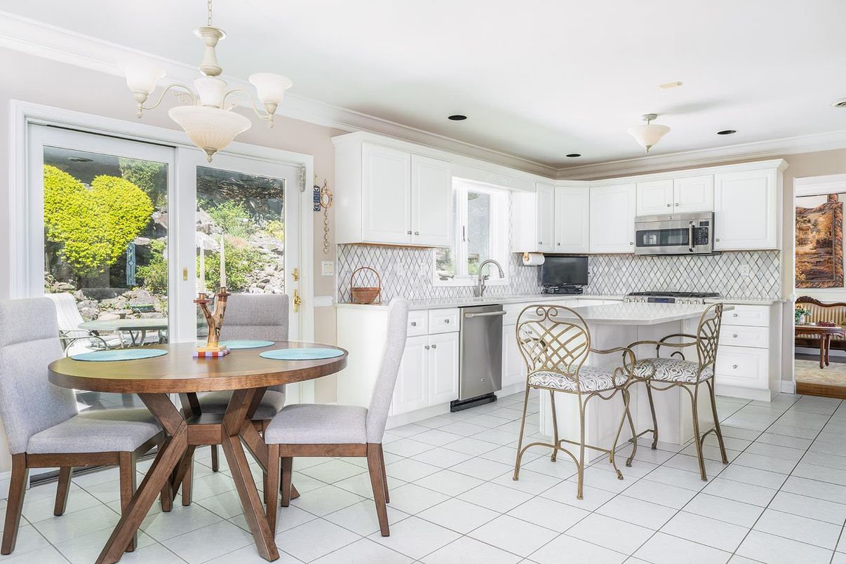 Chandelier, Dining room, Interior, Kitchen, Recessed Lighting, Stainless Steel Appliances