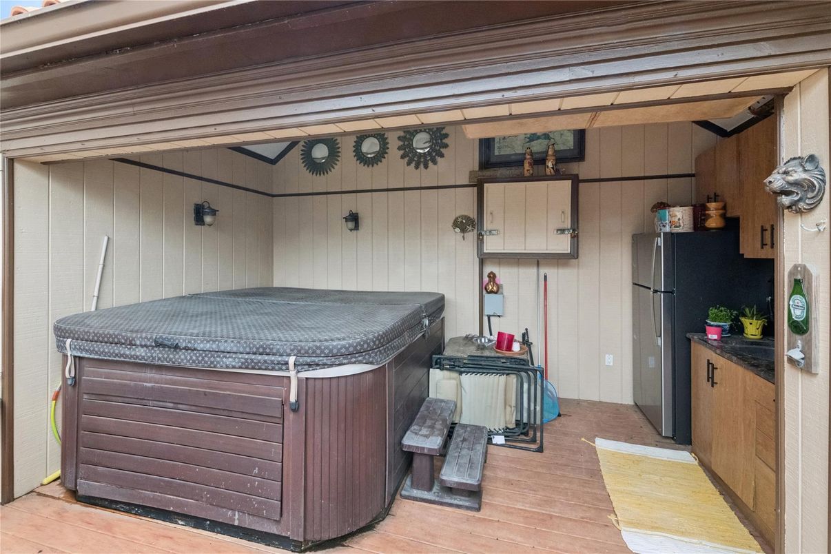 Exterior, Hot Tub