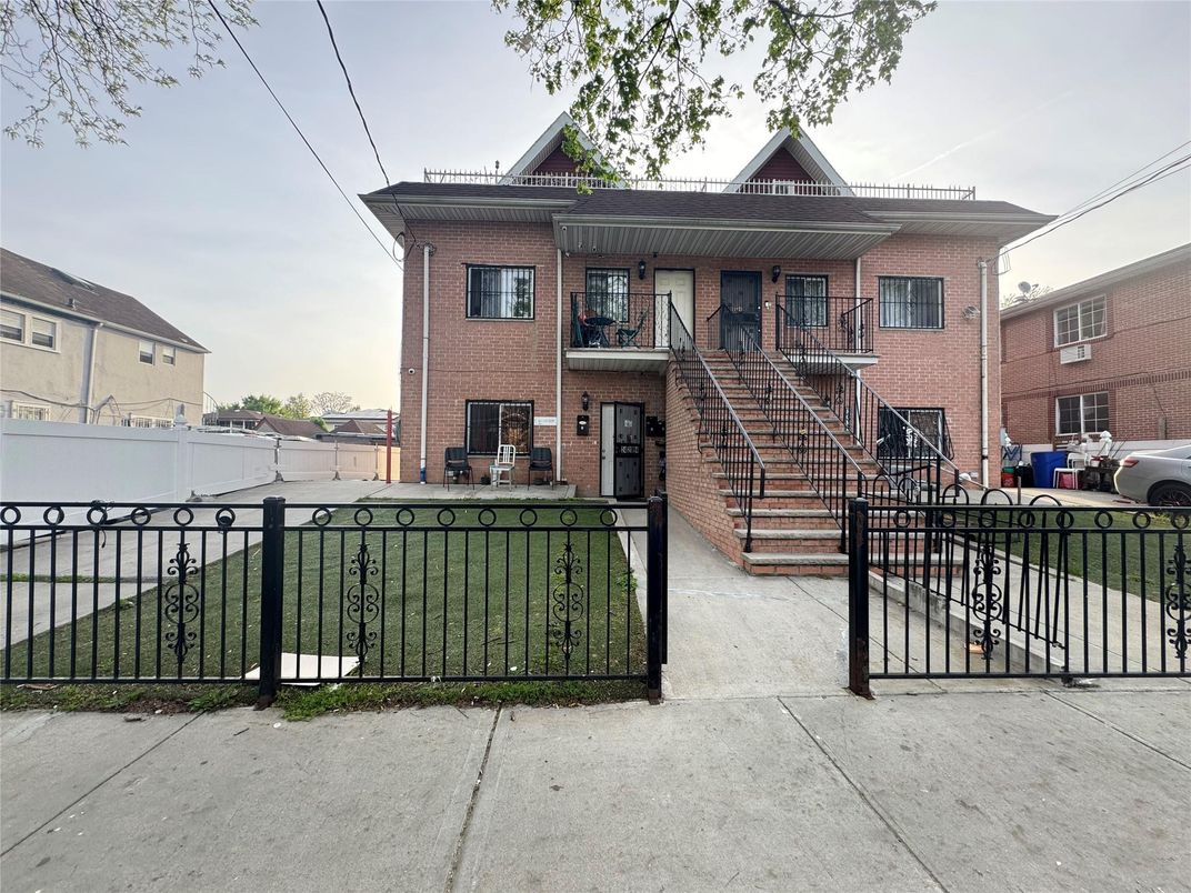 Exterior, Facade, Brick Facade, Rowhouse