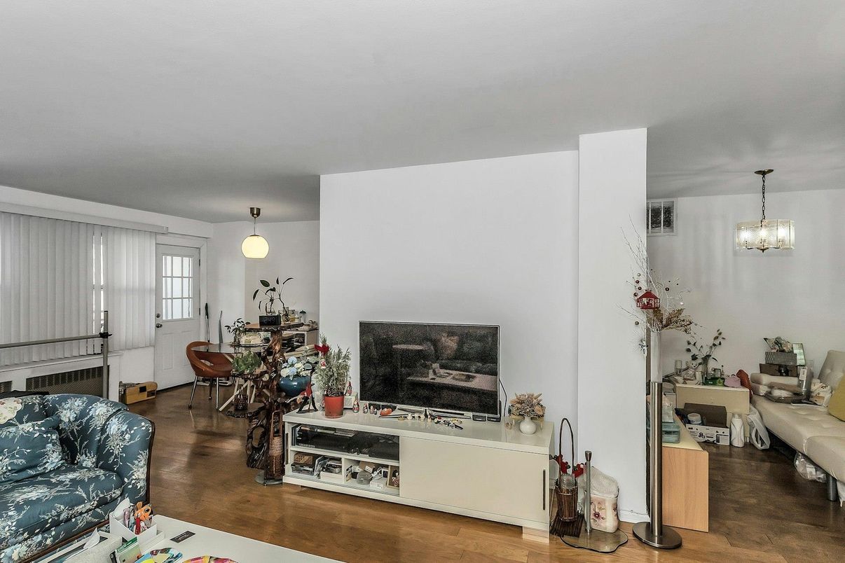 Chandelier, Dining room, Interior, Living room, Pendant Lights, Wood Texture Flooring