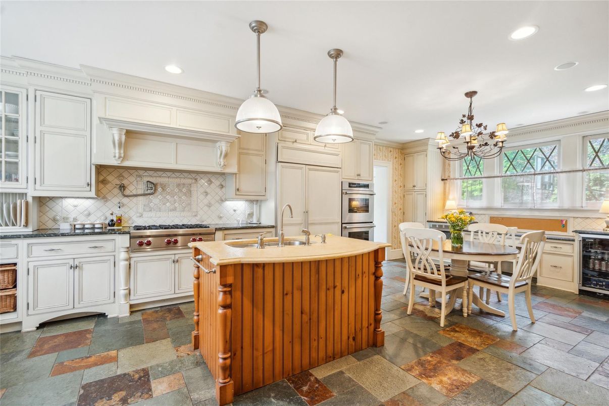 Chandelier, Dining room, Interior, Kitchen, Pendant Lights, Recessed Lighting, Stainless Steel Appliances