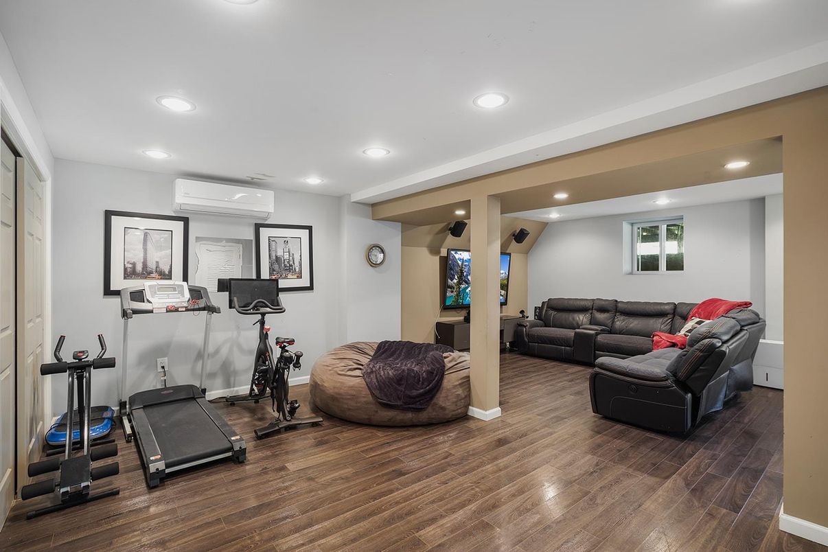 Fitness Equipment, Interior, Recessed Lighting, Wood Texture Flooring