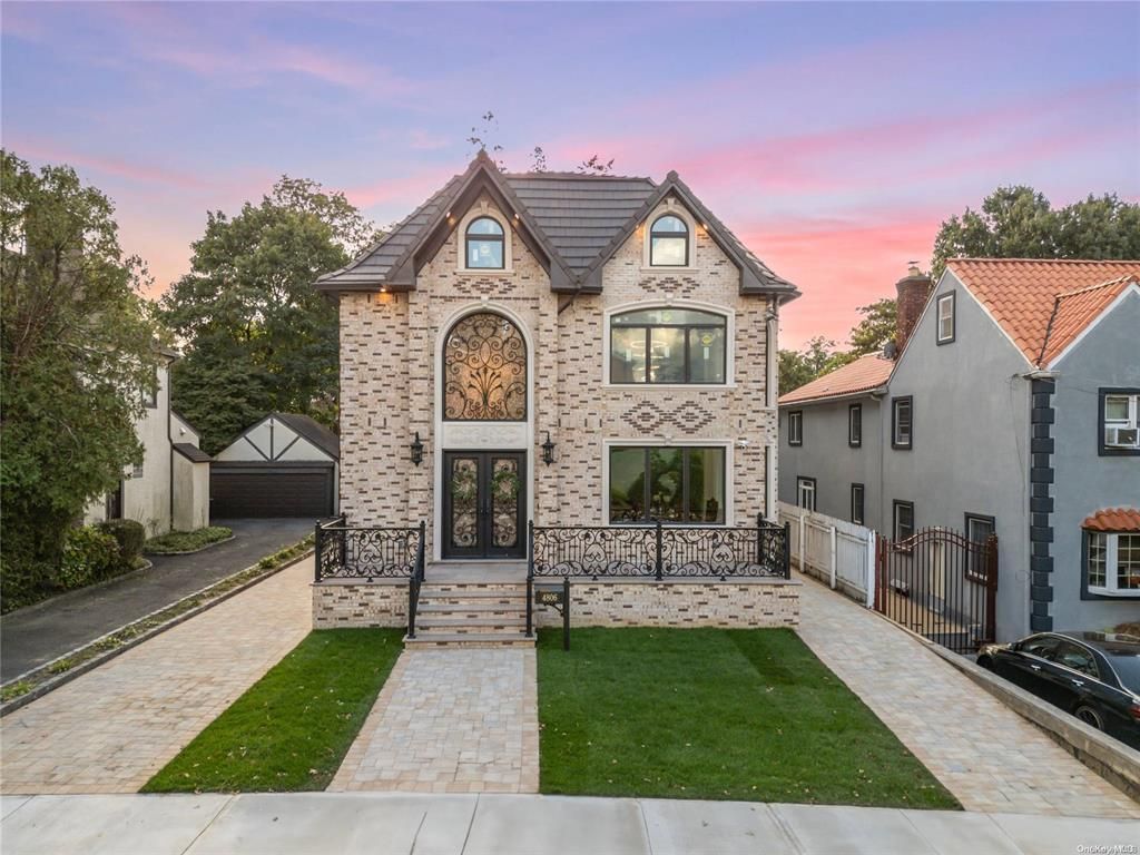 Backyard, Exterior, Facade, Queen Anne Victorian