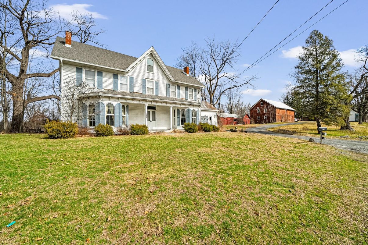 Backyard, Exterior, Facade, Queen Anne Victorian