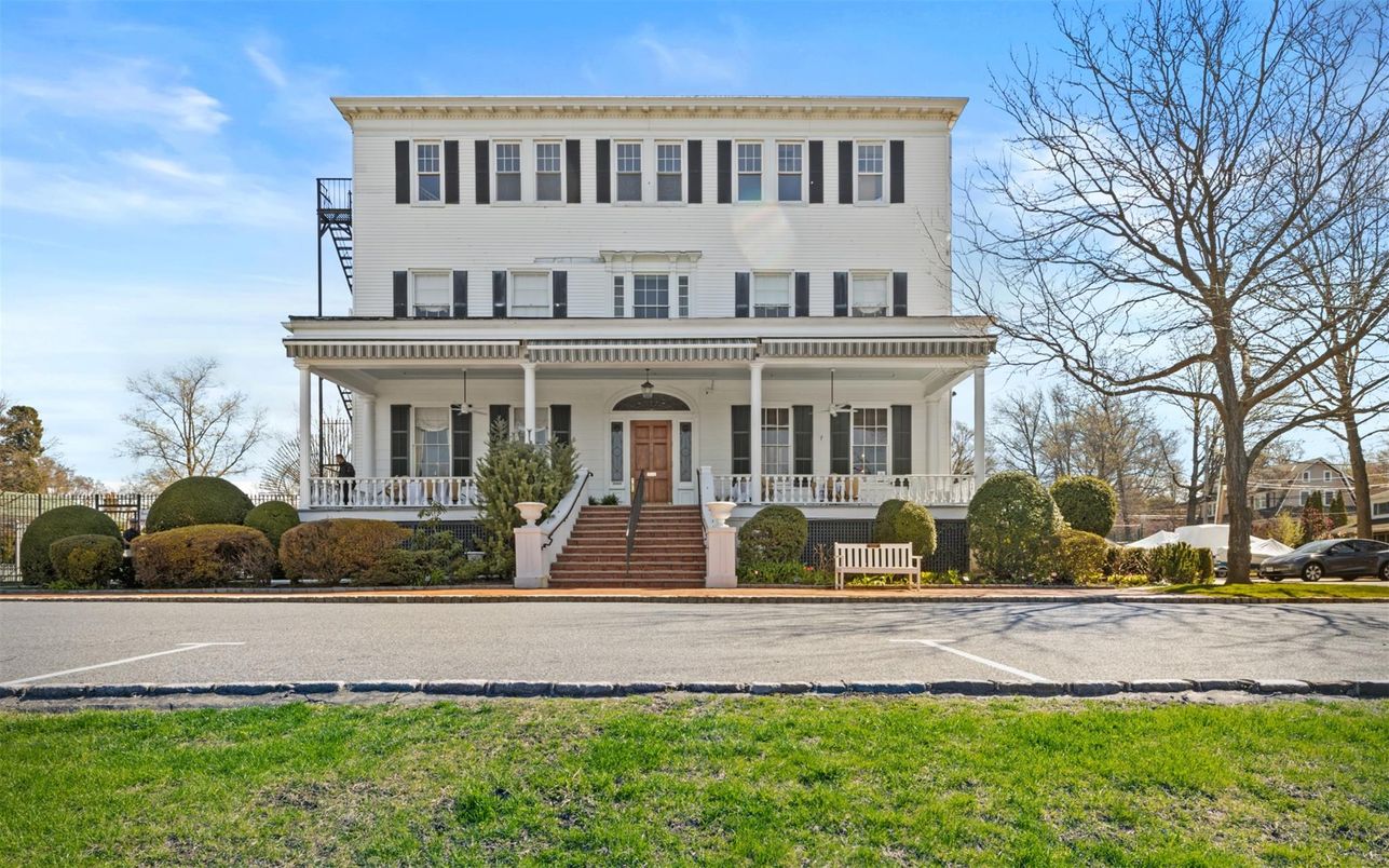 Exterior, Facade, American Foursquare