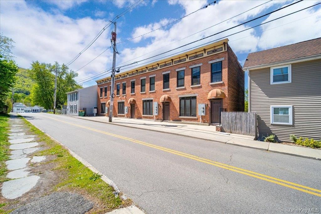 Exterior, Facade, Brick Facade, Rowhouse
