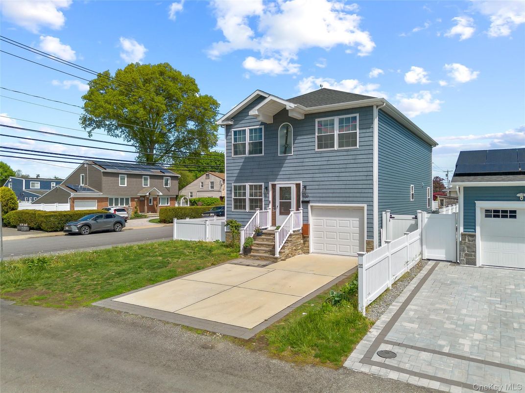 Attached, Exterior, Facade, Split Level