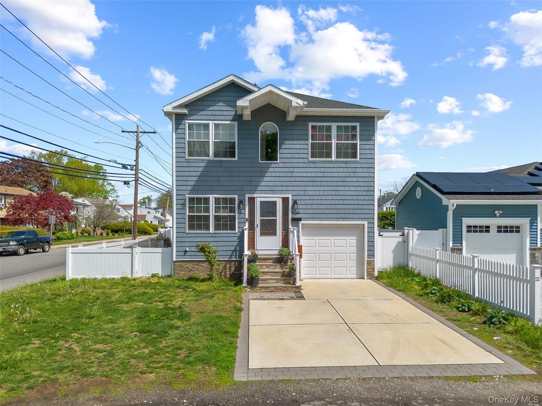 Attached, Exterior, Facade, Solar Panels, American Foursquare