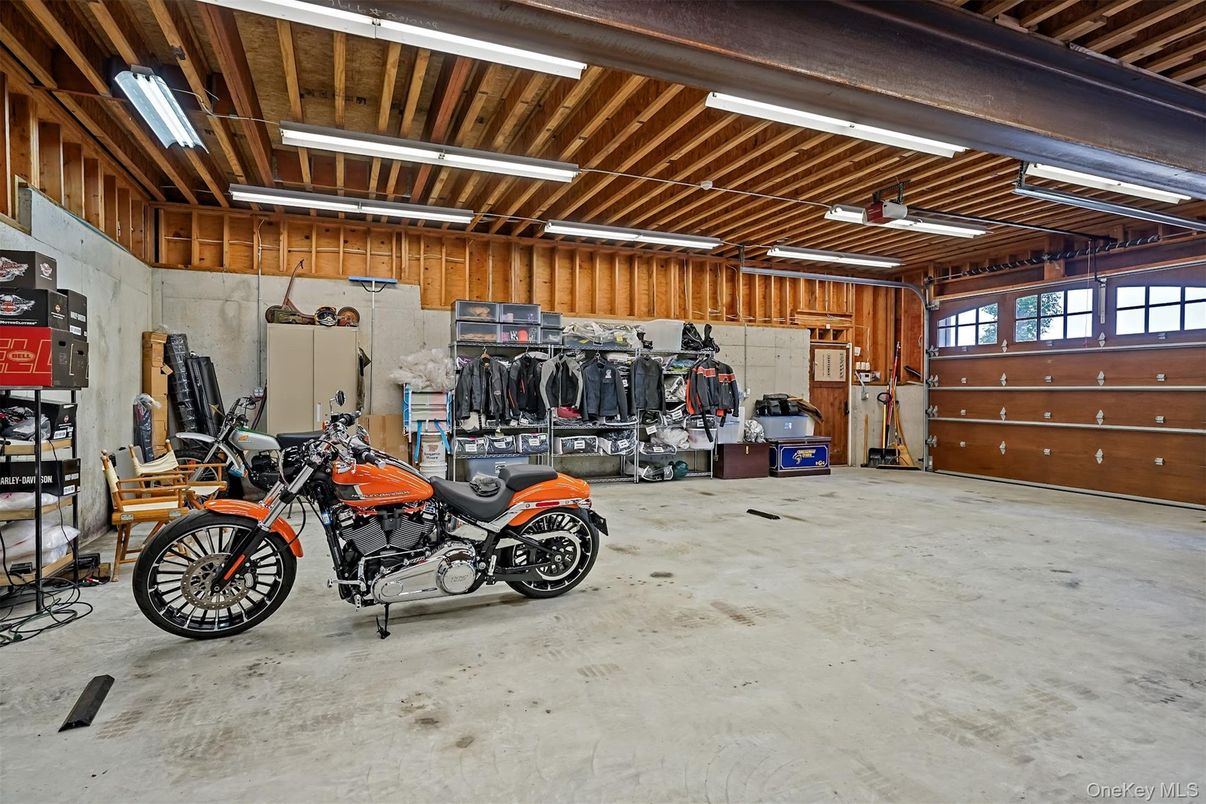 Garage, Interior, Wooden Beams