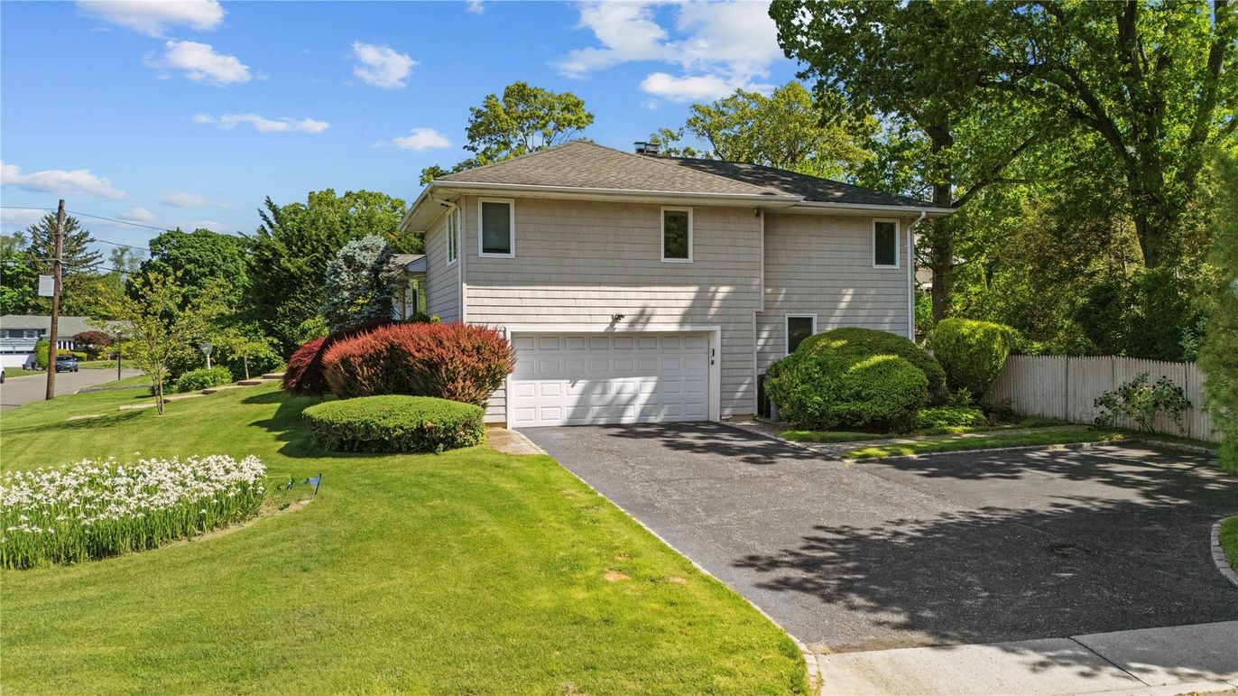 Attached, Exterior, Facade, Raised Ranch