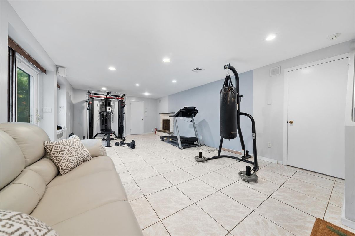 Fitness Equipment, Interior, Living room, Recessed Lighting