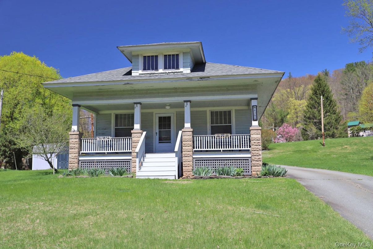 Exterior, Facade, American Foursquare