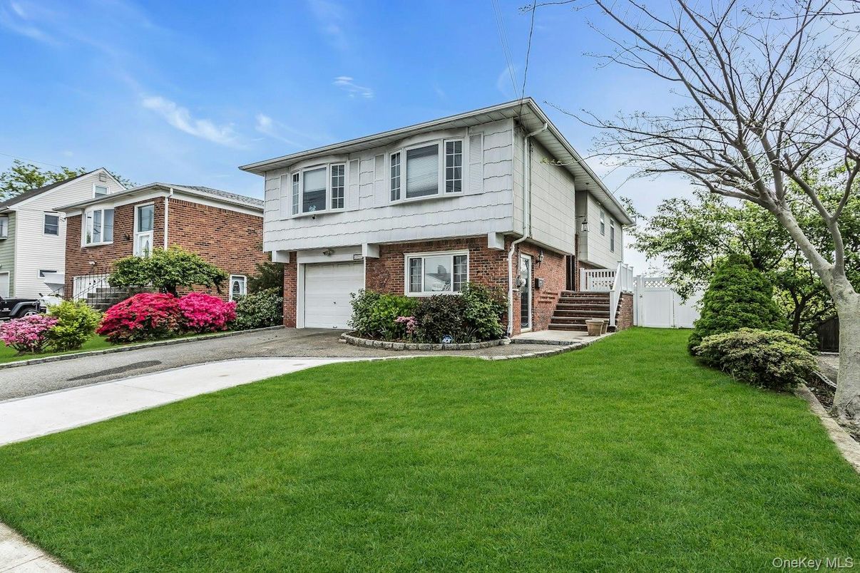 Attached, Exterior, Facade, Brick Facade, Split Level