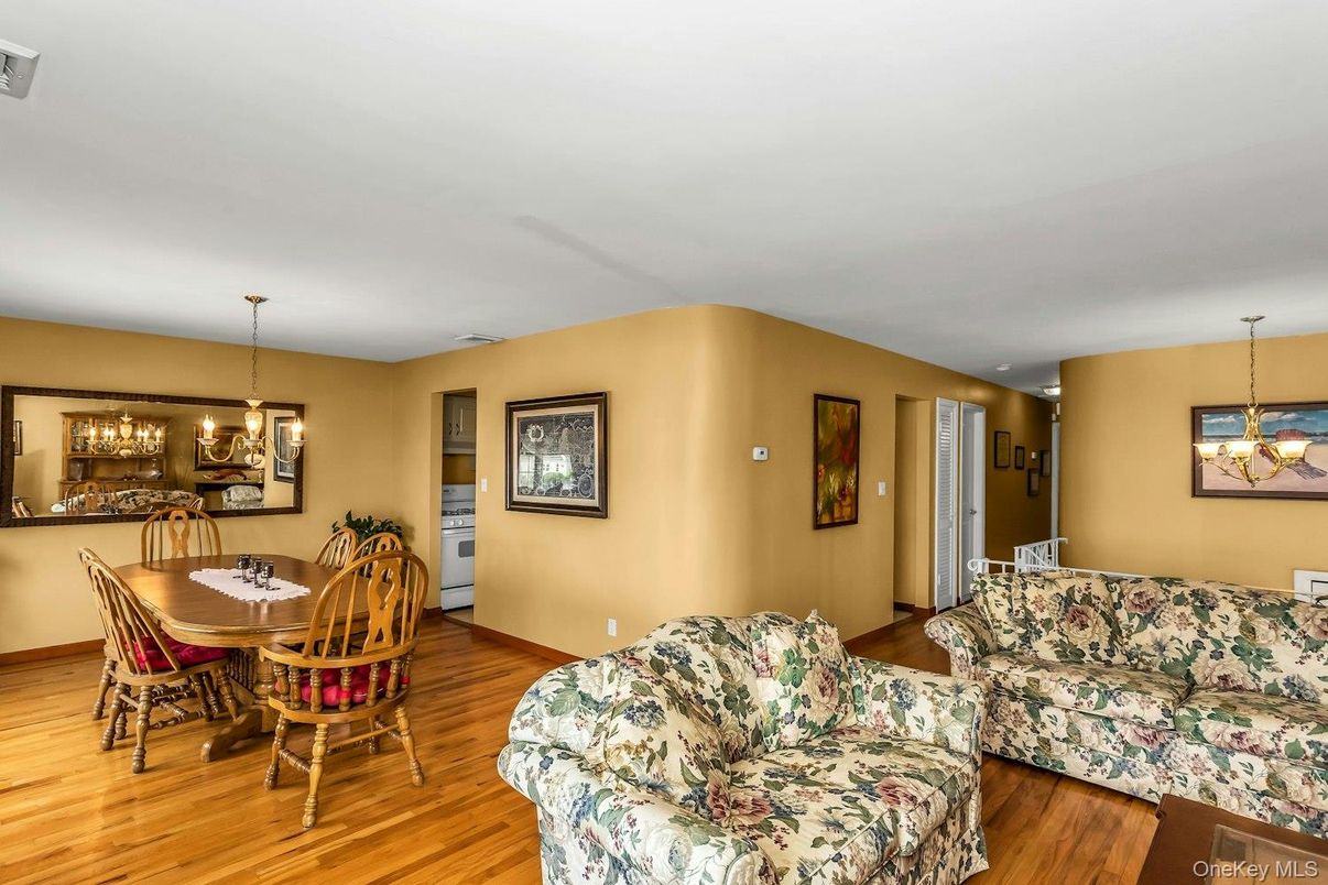 Chandelier, Dining room, Interior, Living room, Pendant Lights, Wood Texture Flooring