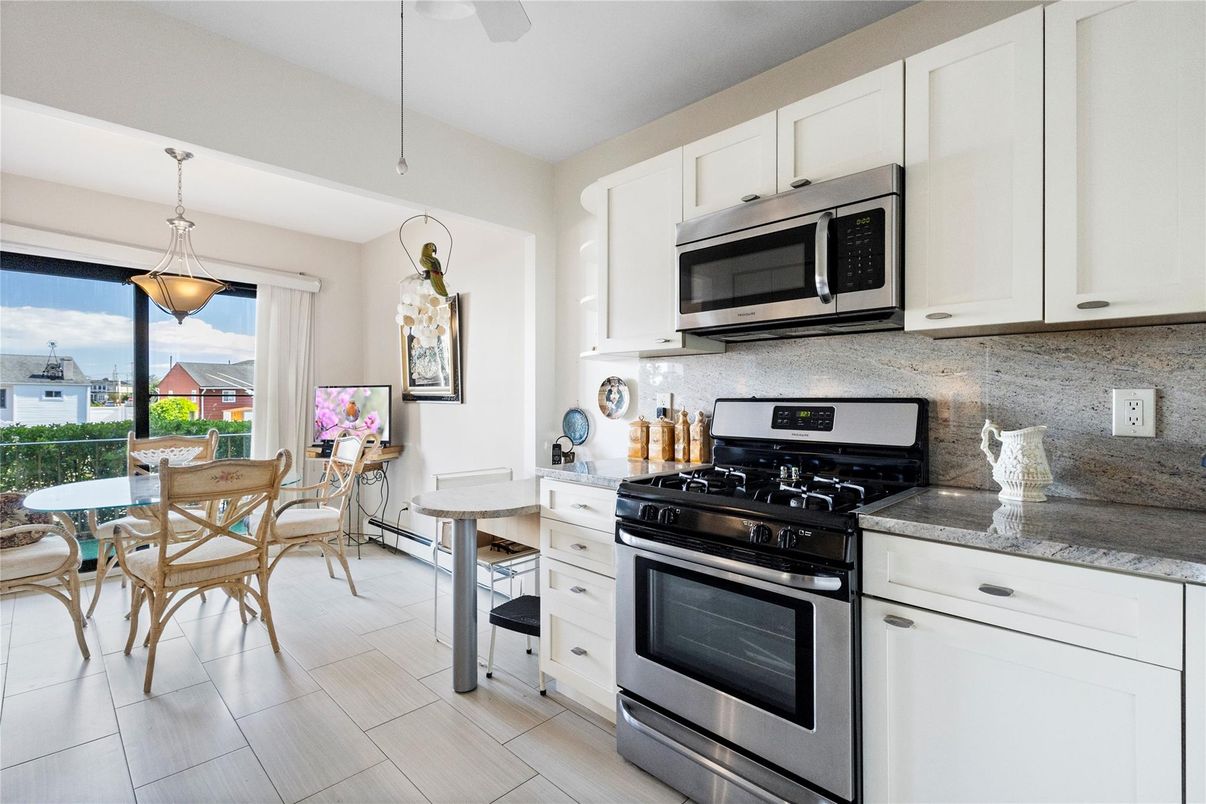 Dining room, Interior, Kitchen, Pendant Lights, Stainless Steel Appliances, Water