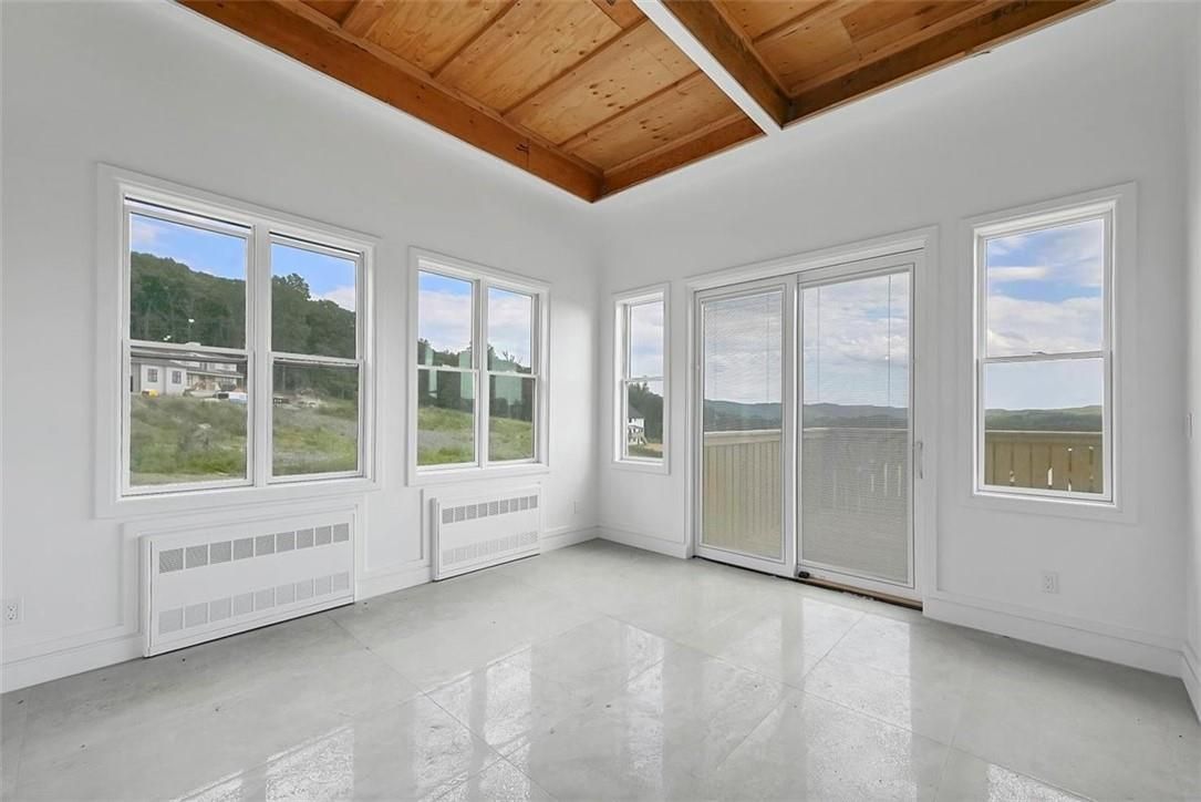 Empty room, Interior, Sun Room, Wooden Beams, Wooden Ceilings
